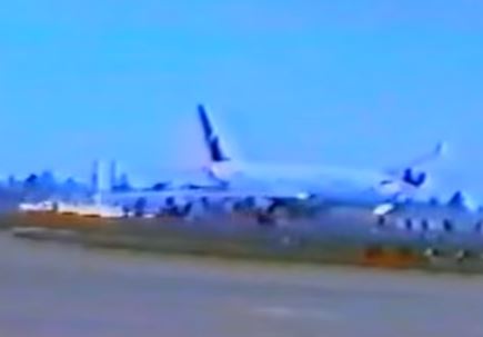 Airbus A340 lands without left landing gear